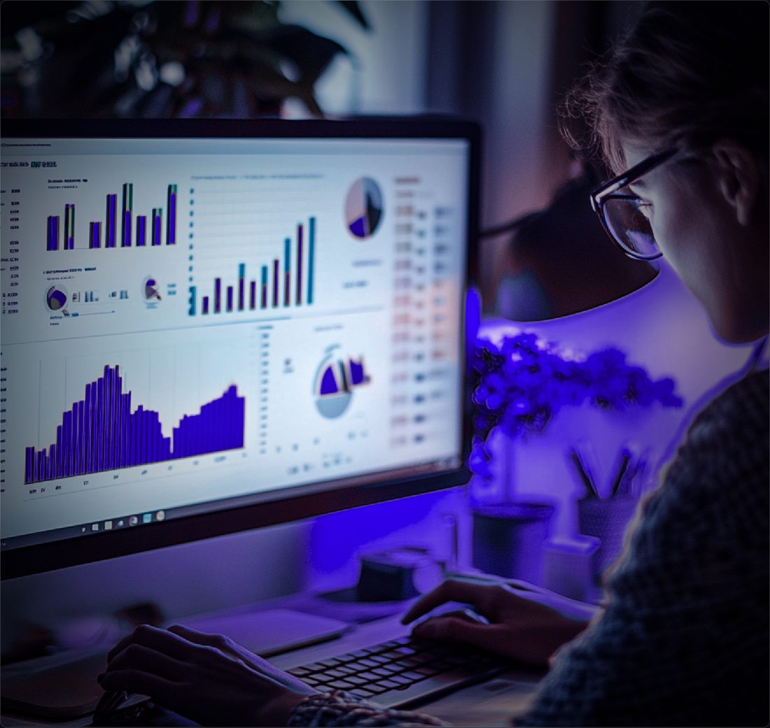 Analista acompanhando painéis de indicadores em um monitor